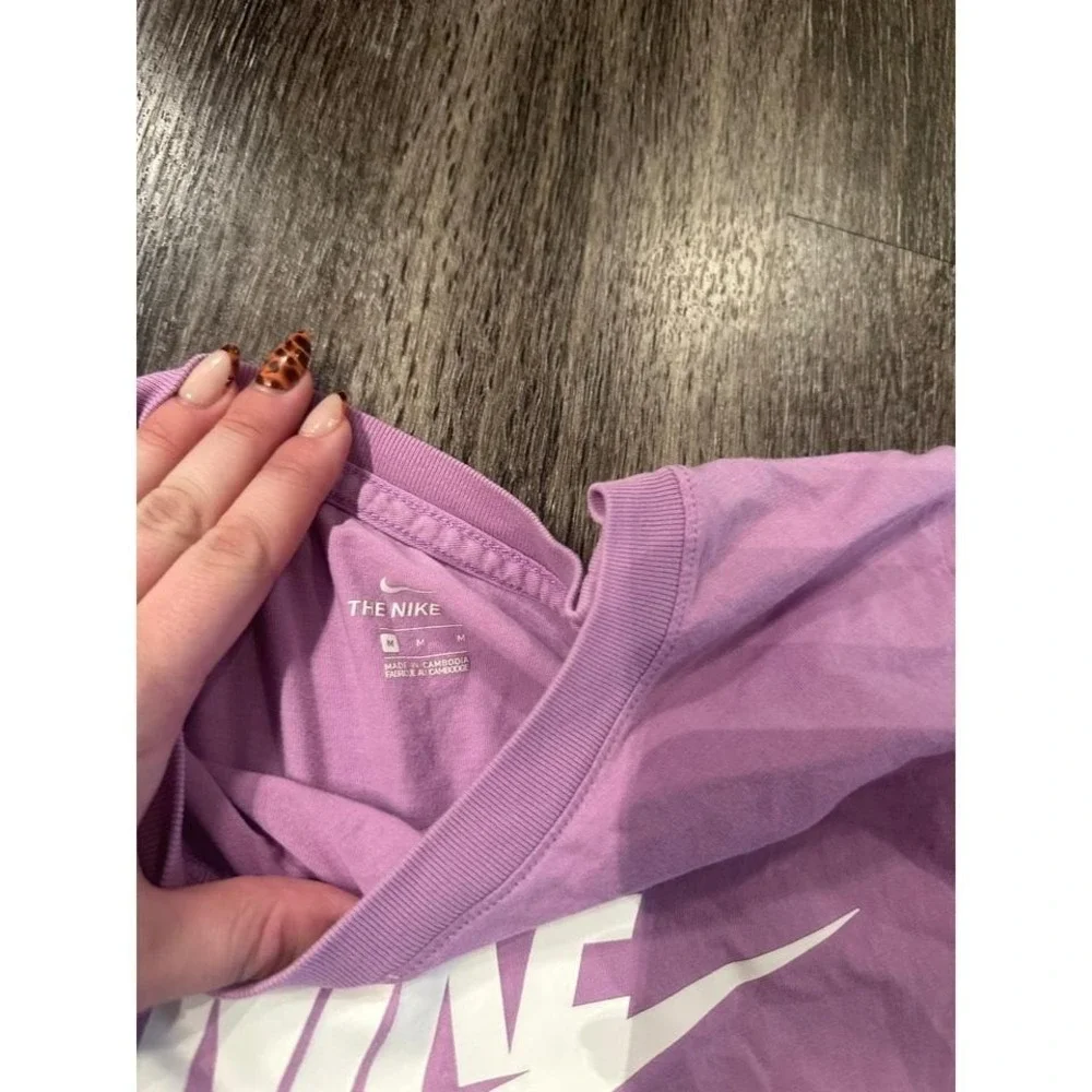 Nike women's  T Shirt Lavender Logo Graphic Tee Size M - Picture 3 of 3